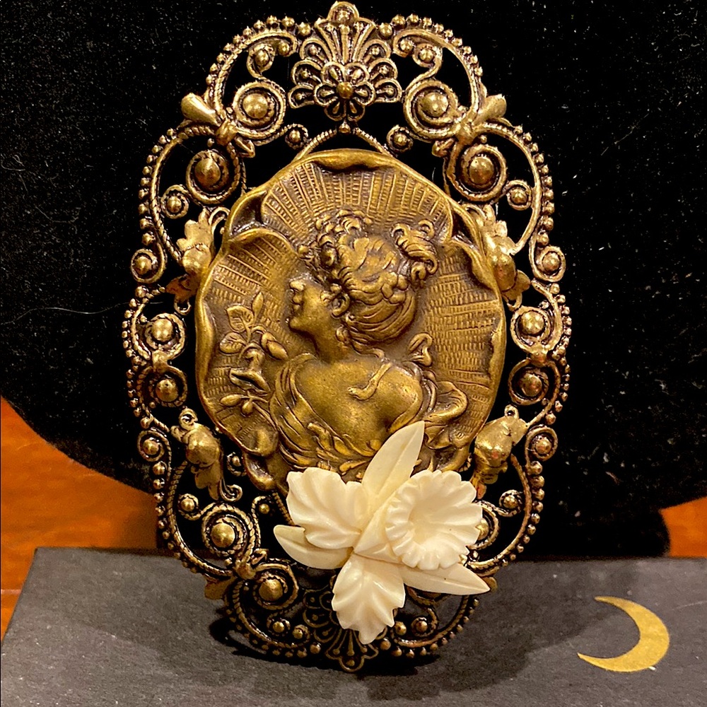Joseff Of Hollywood Unsigned Cameo Brooch. Antique GoldTone and WhiteCelluloid.